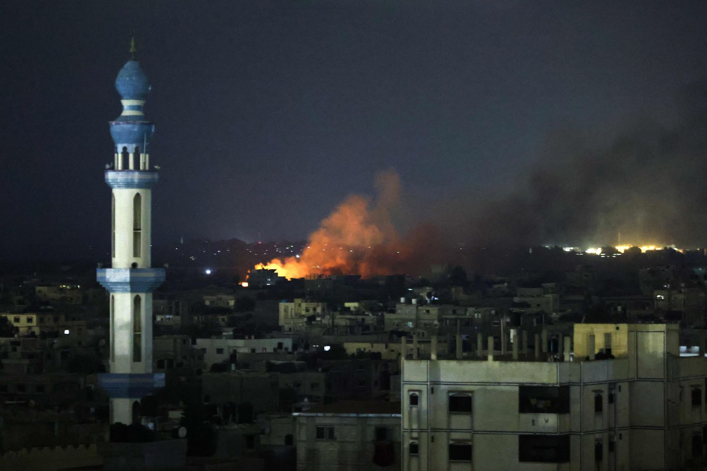 Põleng Gaza sektori lõunaosas Iisraeli õhulöökide järel.