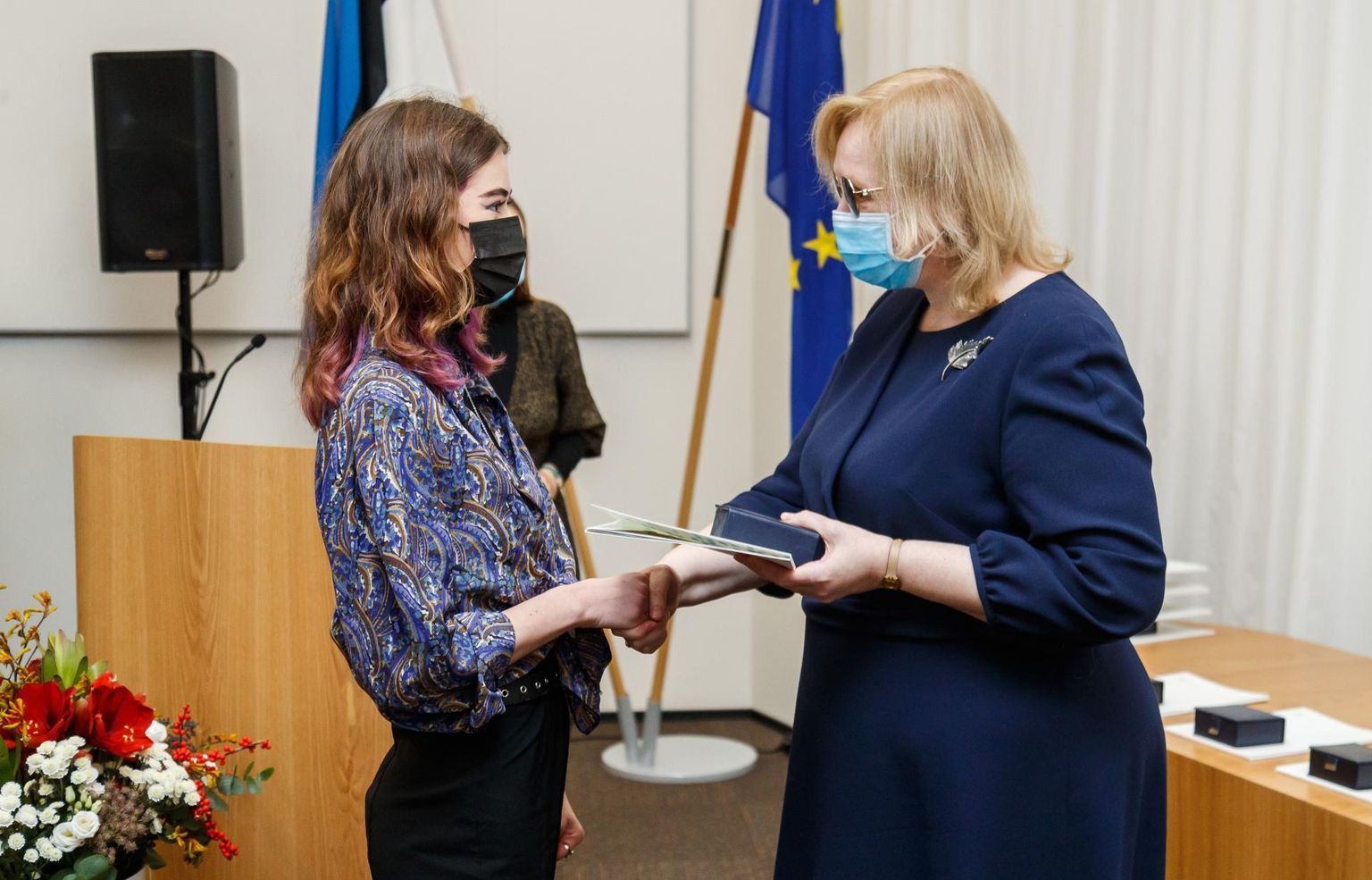 Võhma neiu Äli Bergmann sai minister Maris Laurilt kodanikujulguse aumärgi.