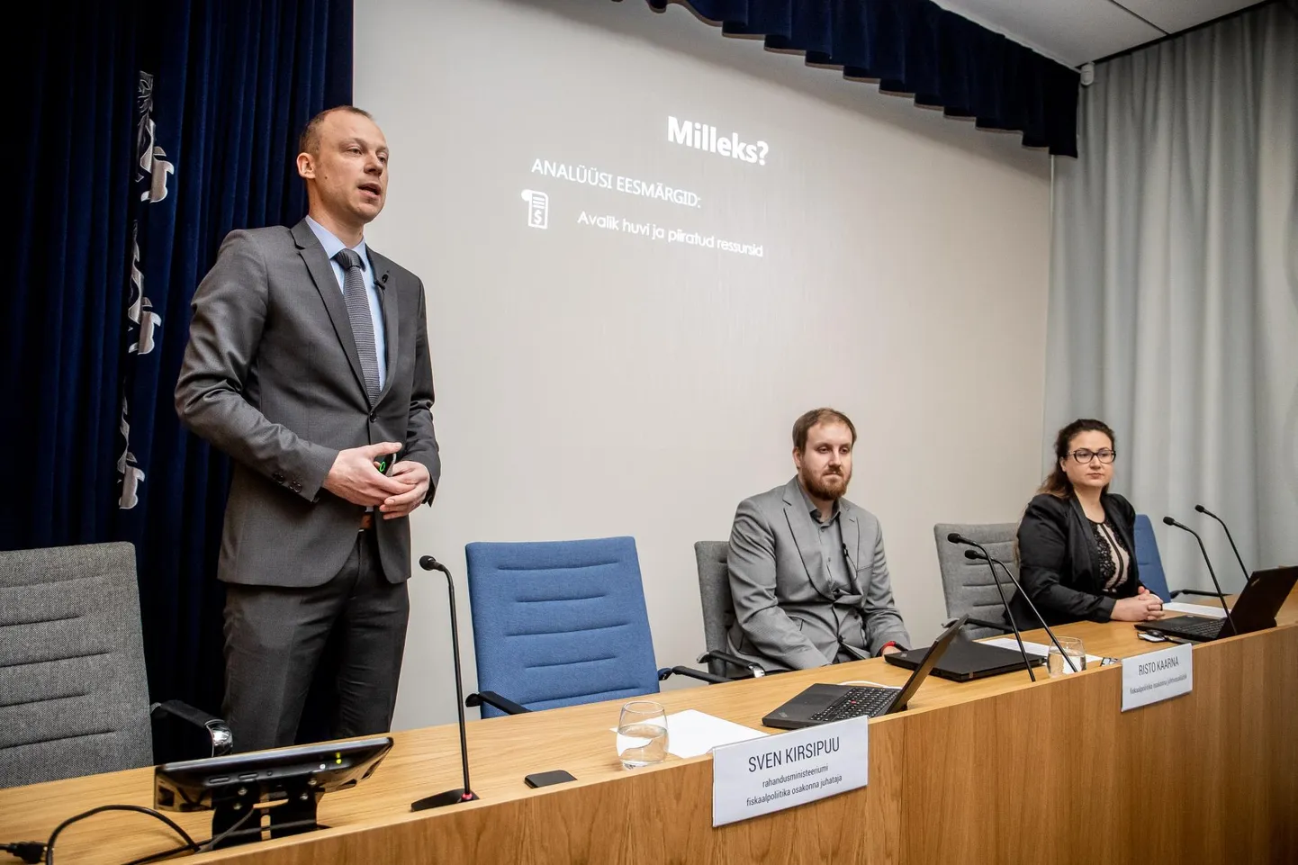 Rahandusministeeriumi töötajad tutvustamas erakondade valimislubaduste analüüsi.