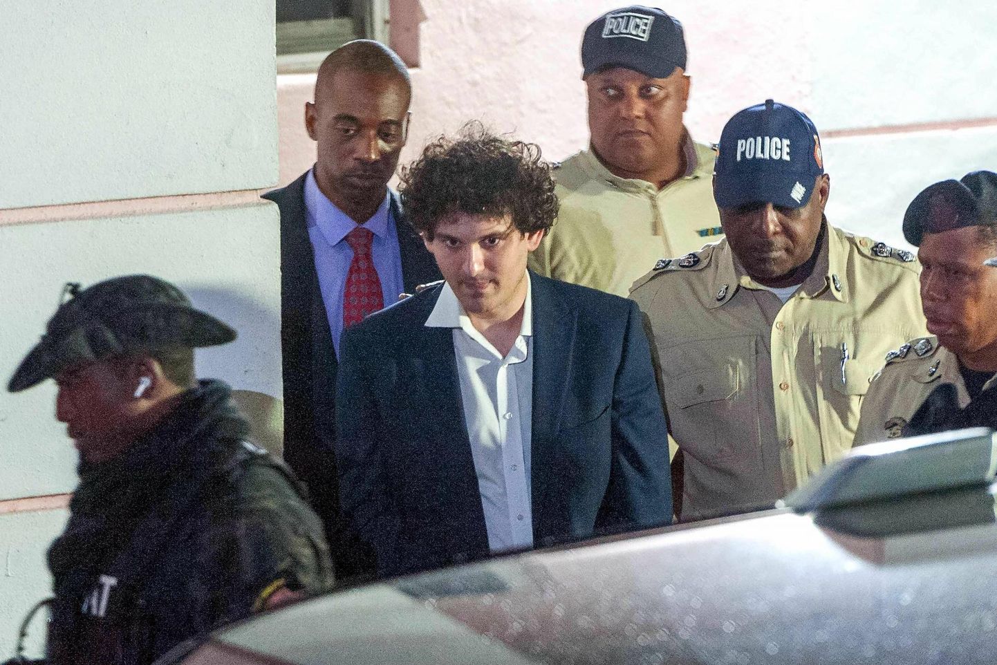 Sam Bankman-Friedi (keskel) arreteerimine Nassaus (Bahamal) eelmise aasta 13. detsembril.