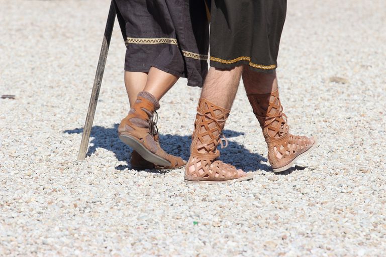 Roomlasteks kehastunud kandmas caligae saapaid meenutavaid jalatseid
