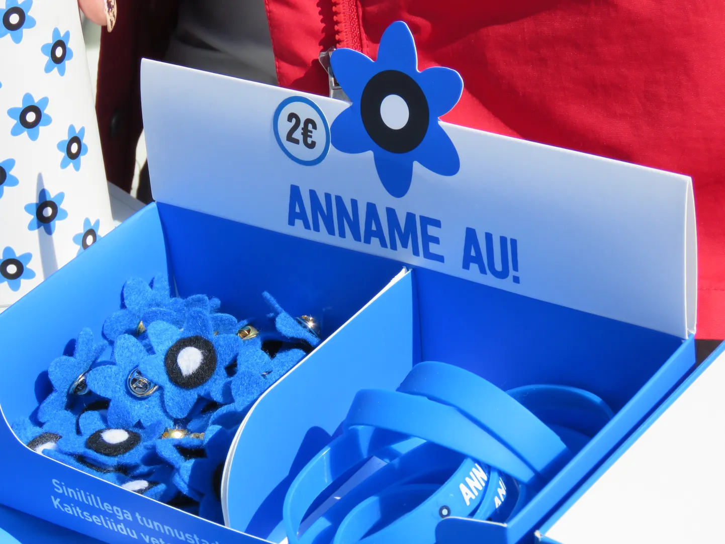 Sinilillekampaaniaga «Anname au!» kutsutakse kaitseväe ja Kaitseliidu veteranide tunnustamiseks kandma sinilillemärki.