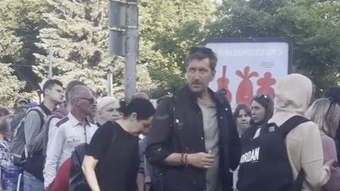 VIDEOKLIPP ⟩ «Kas ta tõesti seisis järjekorras?» Narva piiripunktis hämmastas ootajaid tuntud filmistaar