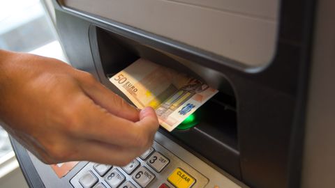 Возмущенный читатель: вместо 1000 евро банкомат выдал мне 900 евро