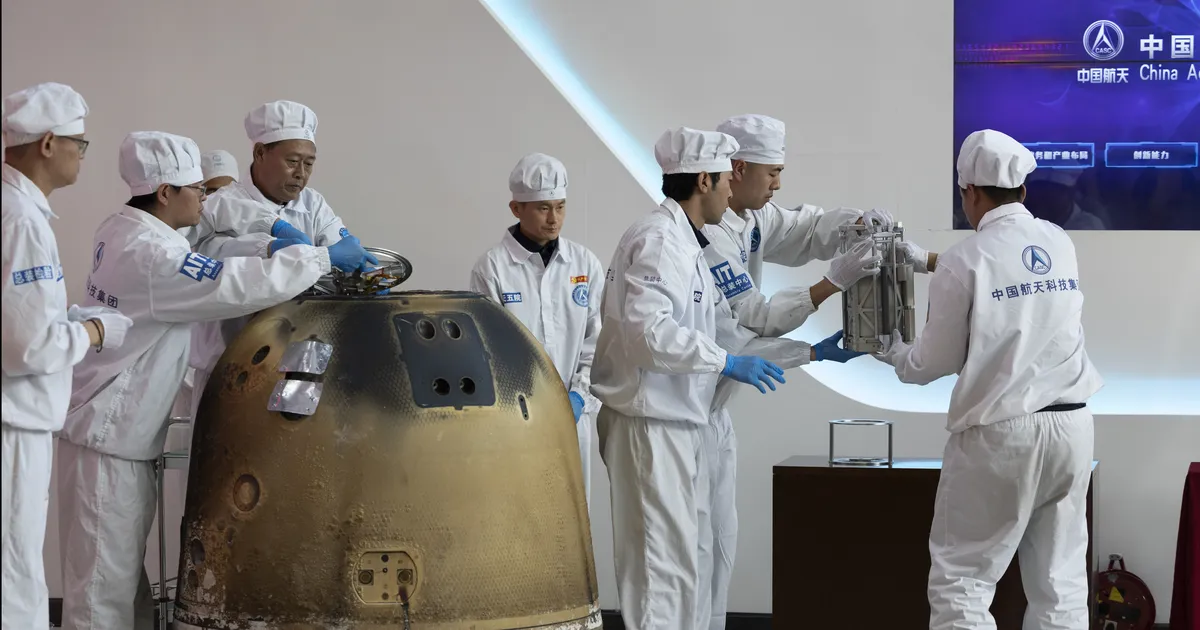 China a deschis pentru prima dată o capsulă de probă adusă din partea îndepărtată a Lunii