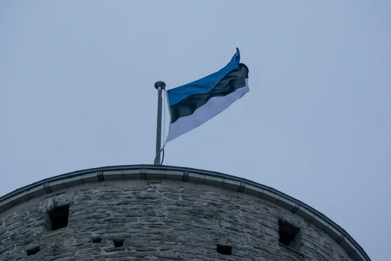 Lipuheiskamine. Pidulik algus päevale.