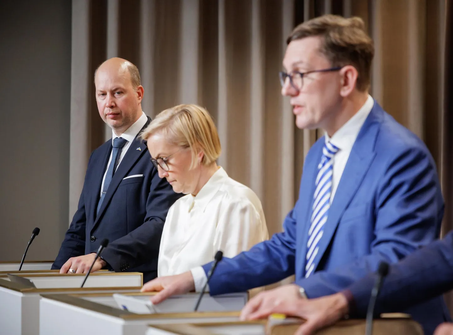 Siseminister Igor Taro saatis riigikokku vigase seaduseelnõu. Taro sõnul on nüüd aga asi korras ja eelnõu sai ära parandatud. Taro kõrval haridus- ja teadusminister Kristina Kallas ning peaminister Kristen Michal.
