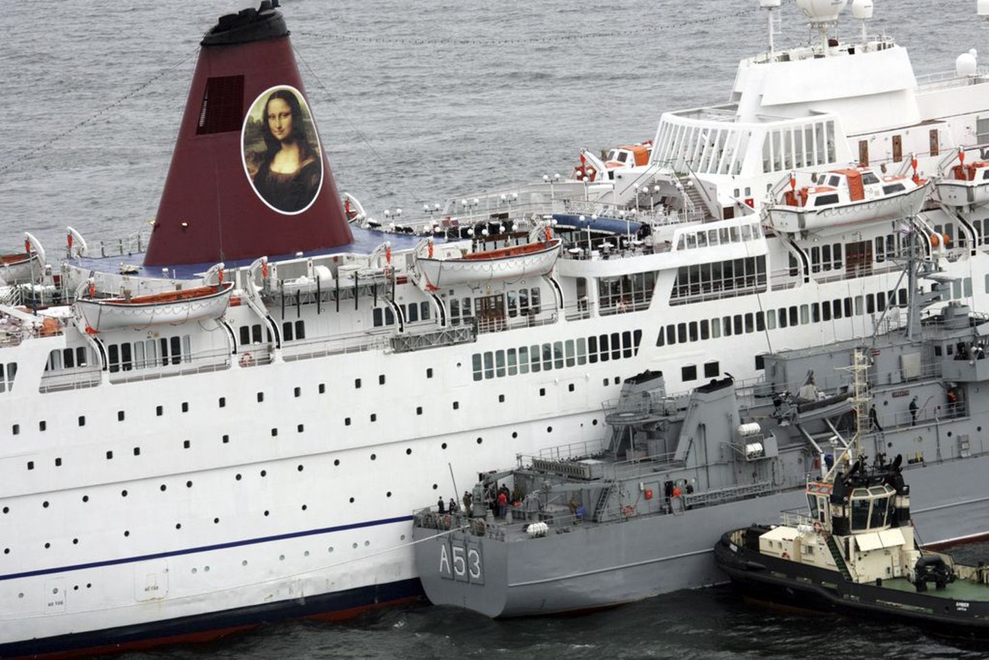 Läti mereväe laev evakueerimas ristlusturiste madalikule jooksunud kruiisilaevalt Mona Lisa.