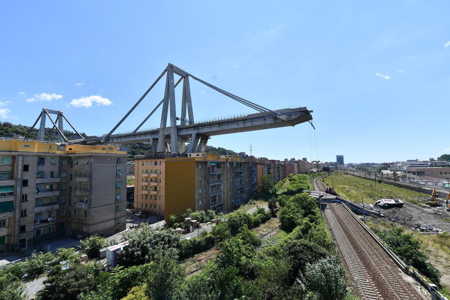 Здания в районе разрушенного моста в Генуе