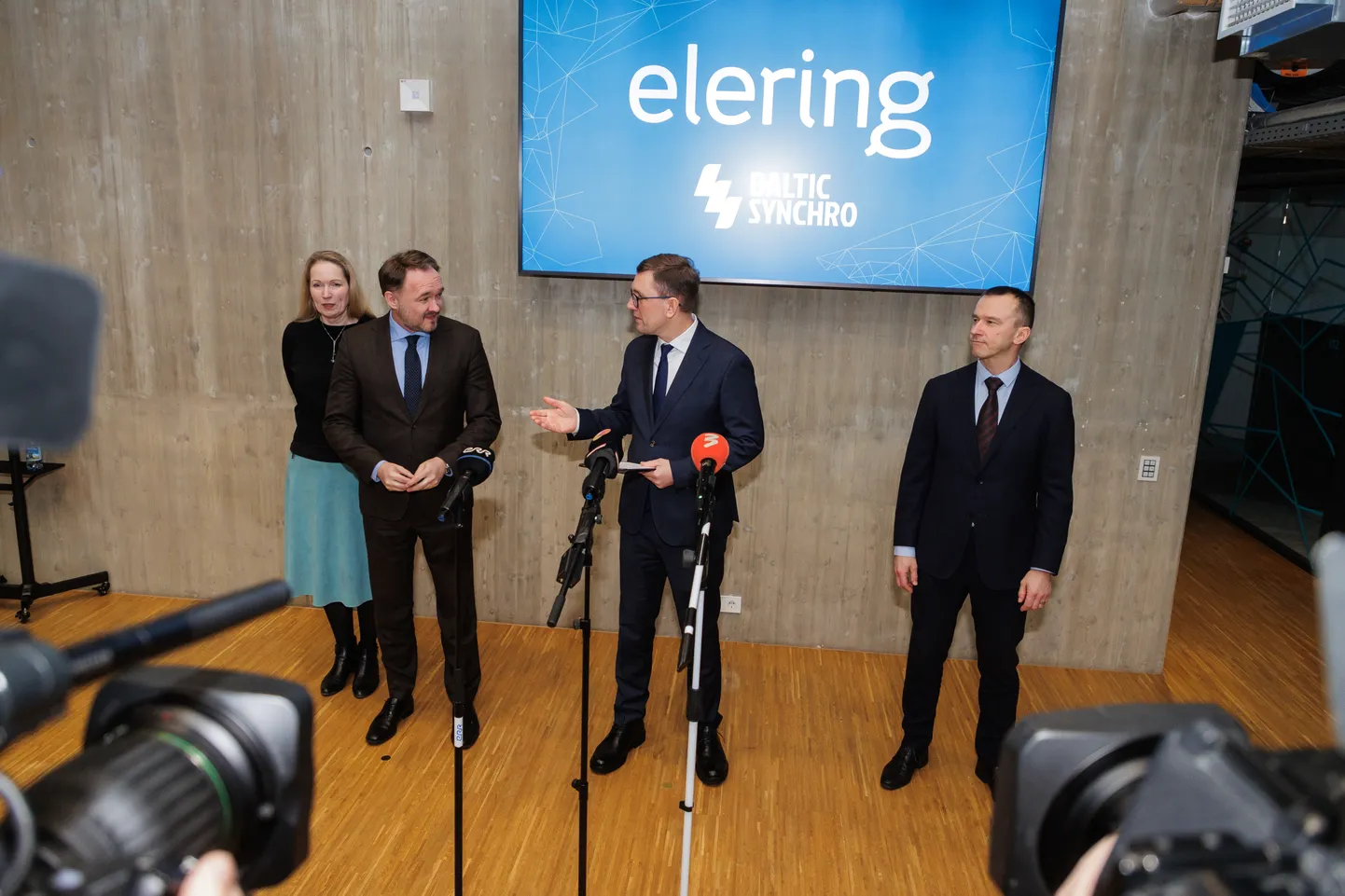 Euroopa Komisjoni energeetikavolinik Dan Jørgensen, peaminister Kristen Michal ja Eleringi juht Kalle Kilk andsid eile Eleringi peakontoris ülevaate sünkroniseerimisest.
