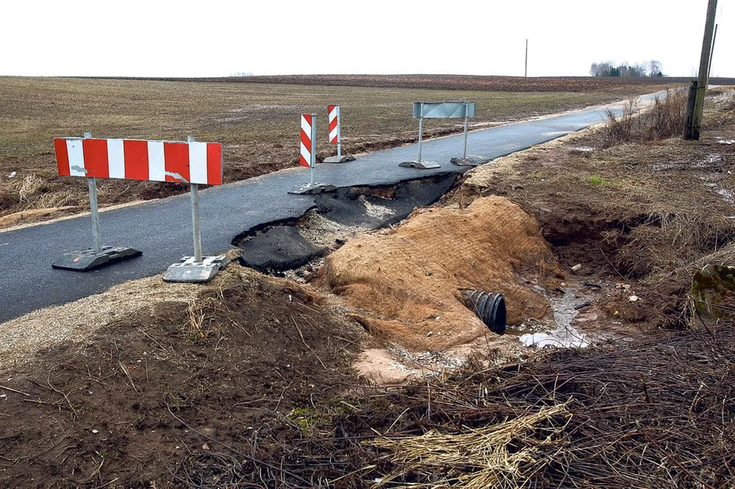 Üks kahest Roiu kergliiklustee ärauhutud lõigust.