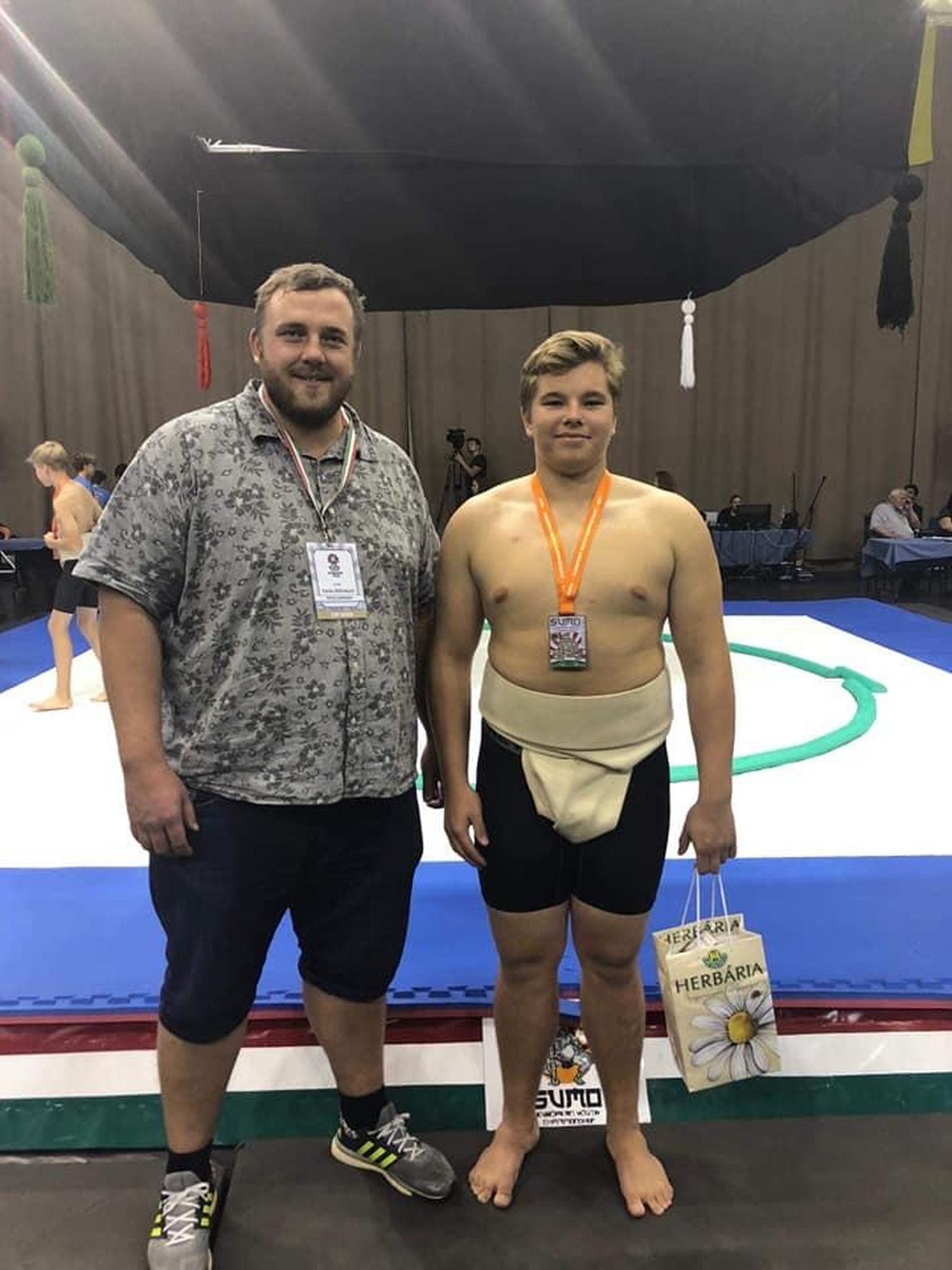 Lihula Leola raskejõustikuklubi esindav Eerik Pank tuli Ungaris Euroopa noorte, kadettide ja juunioride sumo meistrivõistlustel U16 vanuseklassis teiseks.