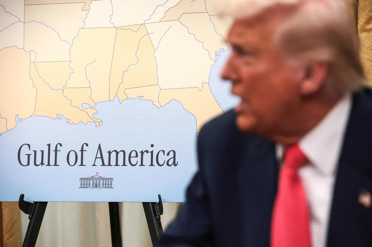 USA president Donald Trump Valge Maja ovaalkabinetis 6. märtsil 2025. Tema selja taga paistab Mehhiko lahe kaart, mille USA president on ümber nimetanud Ameerika laheks.