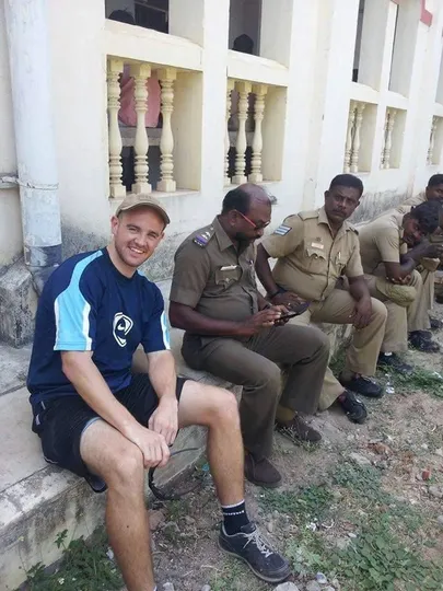 Briti laevakaitsja John Armstrong kohtumaja juures. Foto: