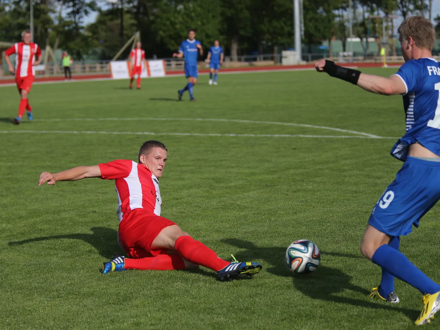 FC Santose (puna-vagetes särkides) kohtumine Tromso IL (sinistes särkides) jalgpallimeeskonnaga.