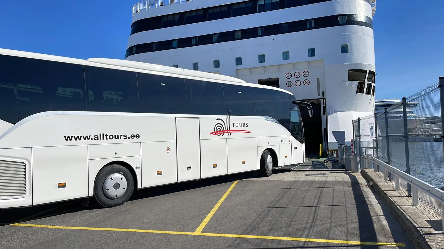 Ukraina sõjapõgenikud transporditi bussides Tallinna sadamasse.