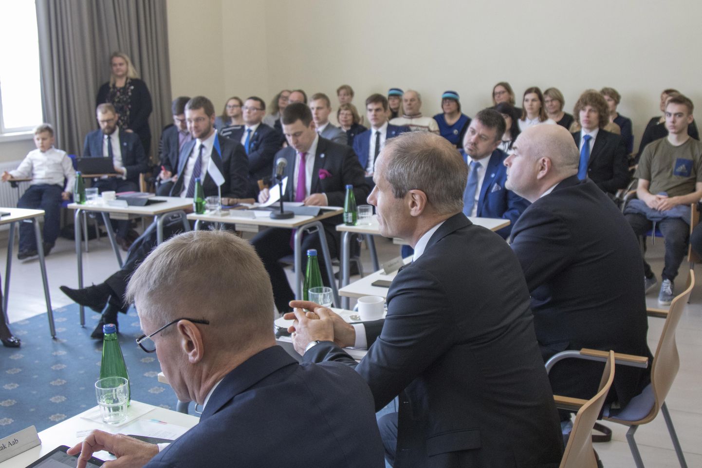 Kõik Eesti Vabariigi ministrid kogunesid eile Viljandi gümnaasiumi aulasse, et pidada valitsuse korralist istungit.