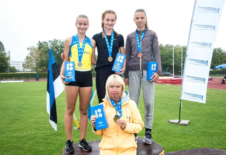 Mari Silvia Lauri (kollases).