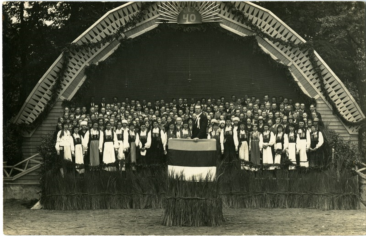 KURESSAARE EESTI SELTSI 40. JUUBEL:  Koorid pargis kõlakojas esinemas 27. juunil 1926.