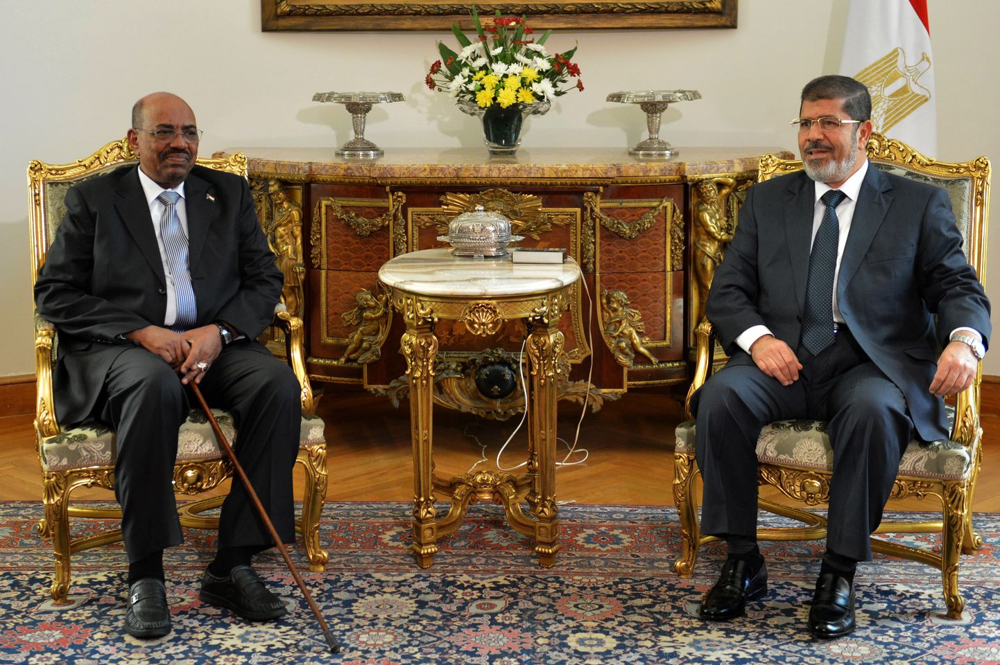 Sudaani president Omar Hassan al-Bashir (vasakul) kohtumisel Egiptuse presidendi Mohamed Morsiga.