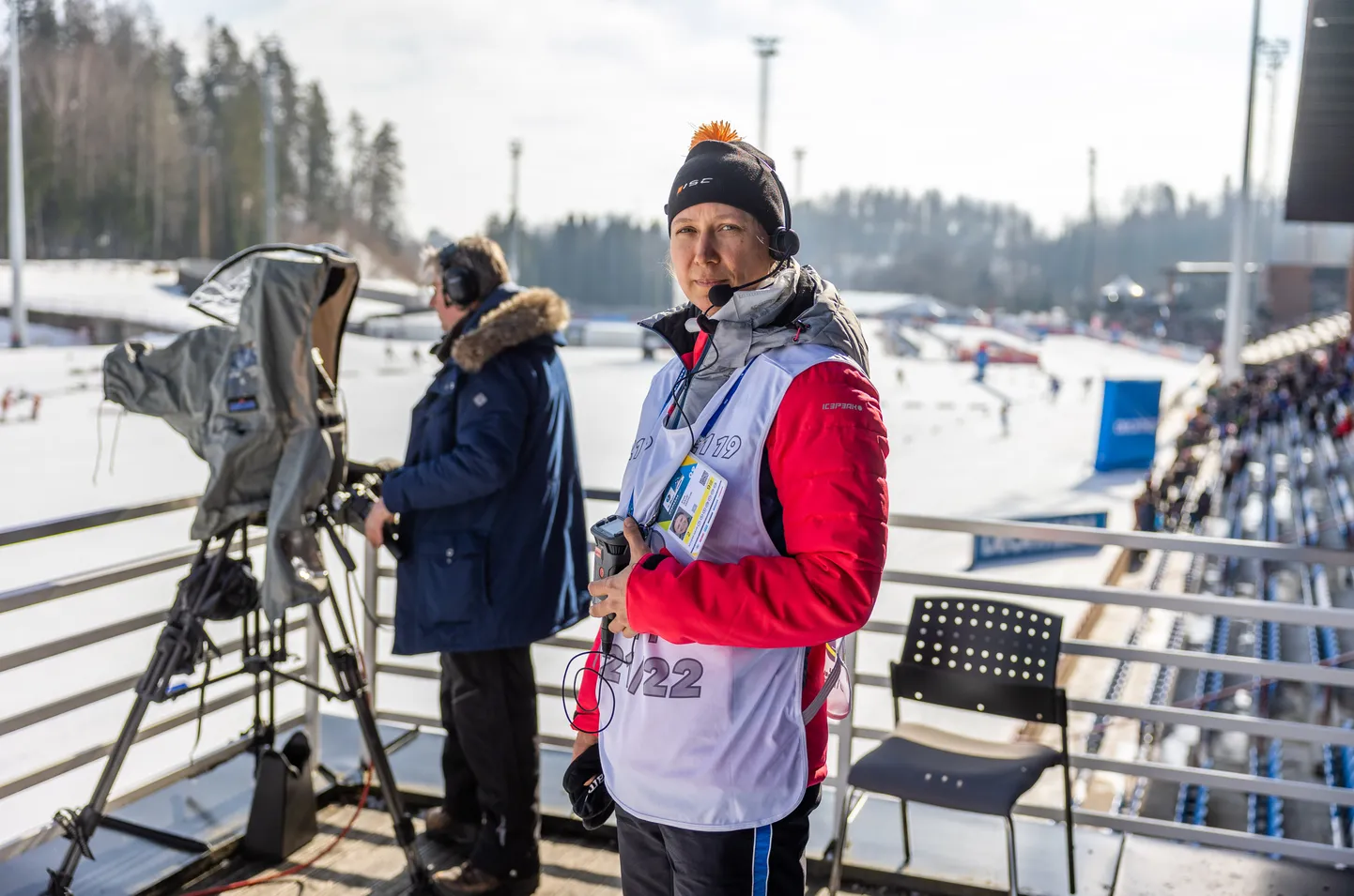 Eveli Saue töötab Otepää MK-etapil hoiatajana ehk annab operaatorile märku, kui mõni telepildi jaoks tähtis sportlane kaamera vaatevälja jõuab.