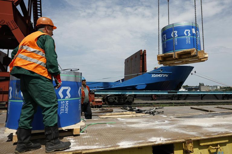Рабочие разгружают металлические изделия с грузового судна, прибывшего в Калининград из Санкт-Петербурга.