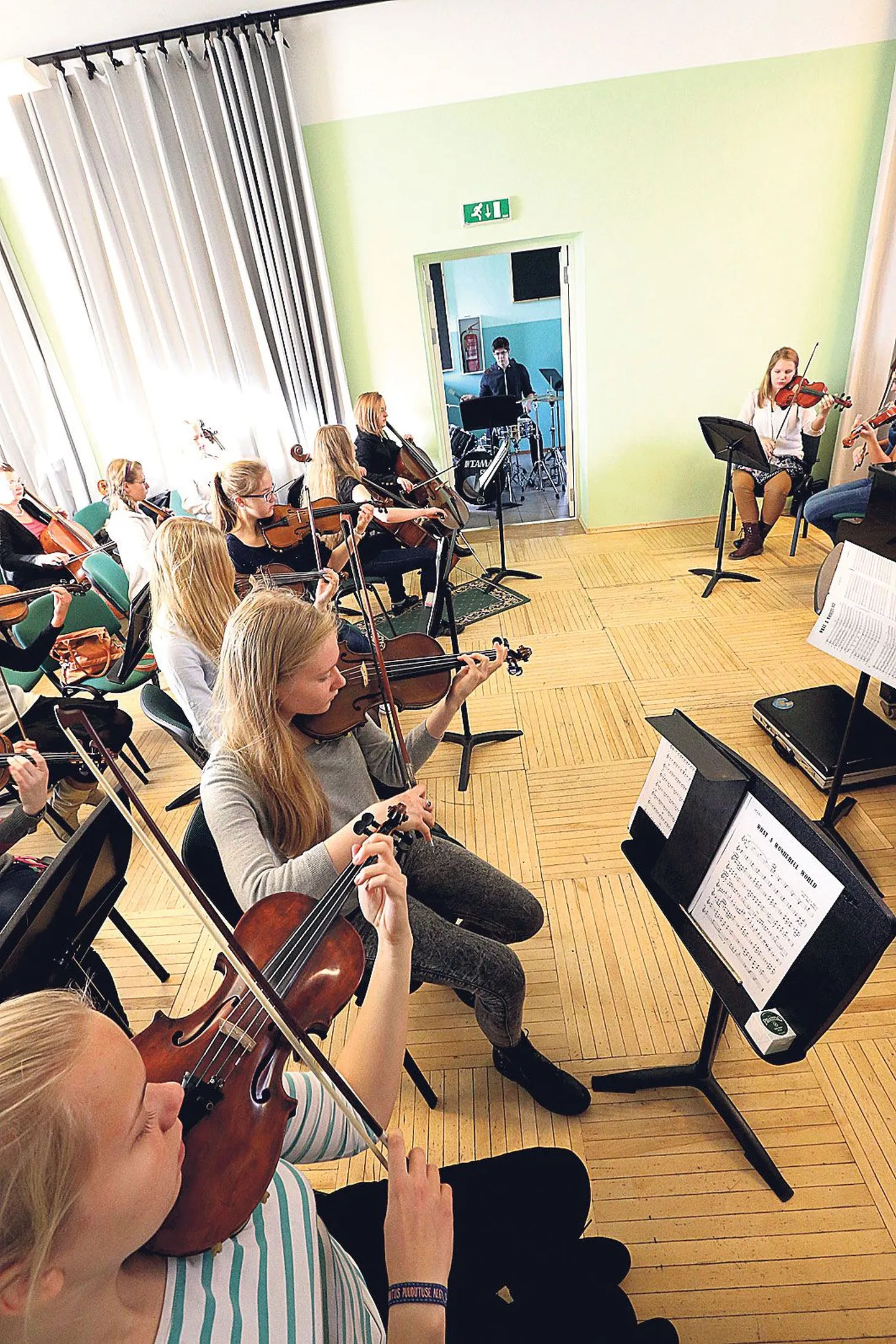 Tähe tänava alguses tegutseva Tartu 1. muusikakooli saal on nii pisike, et kui harjutab sümfoniettorkester, tuleb trummikomplekt koos mängijaga paigutada kõrvalruumi uksele.