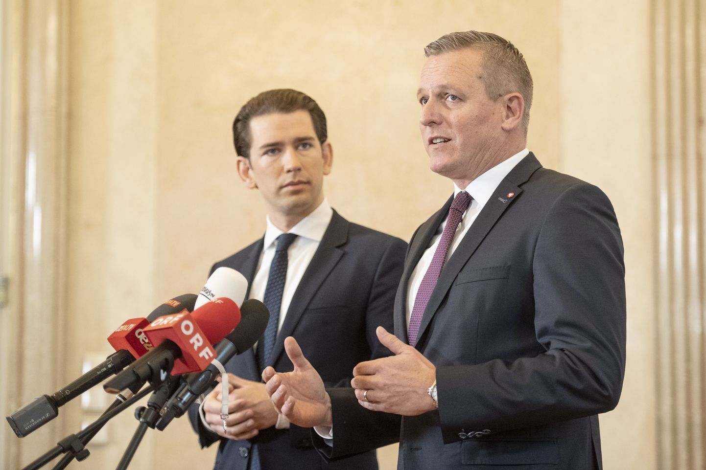 Austria kantsler Sebastian Kurz (vasakul) ja kaitseminister Mario Kunasek avaldasid täna peetud pressikonverentsil info väidetava Venemaa heaks luuranud Austria erupolkovniku kohta.