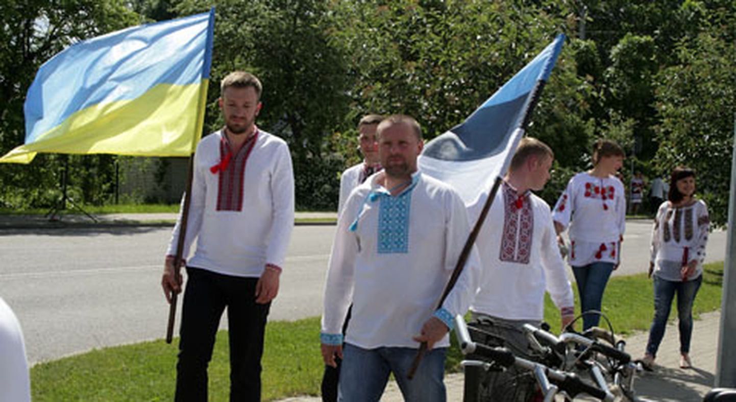 Lõpovetsi linna delegatsioon osales ka võidupüha paraadil Kiviõlis.