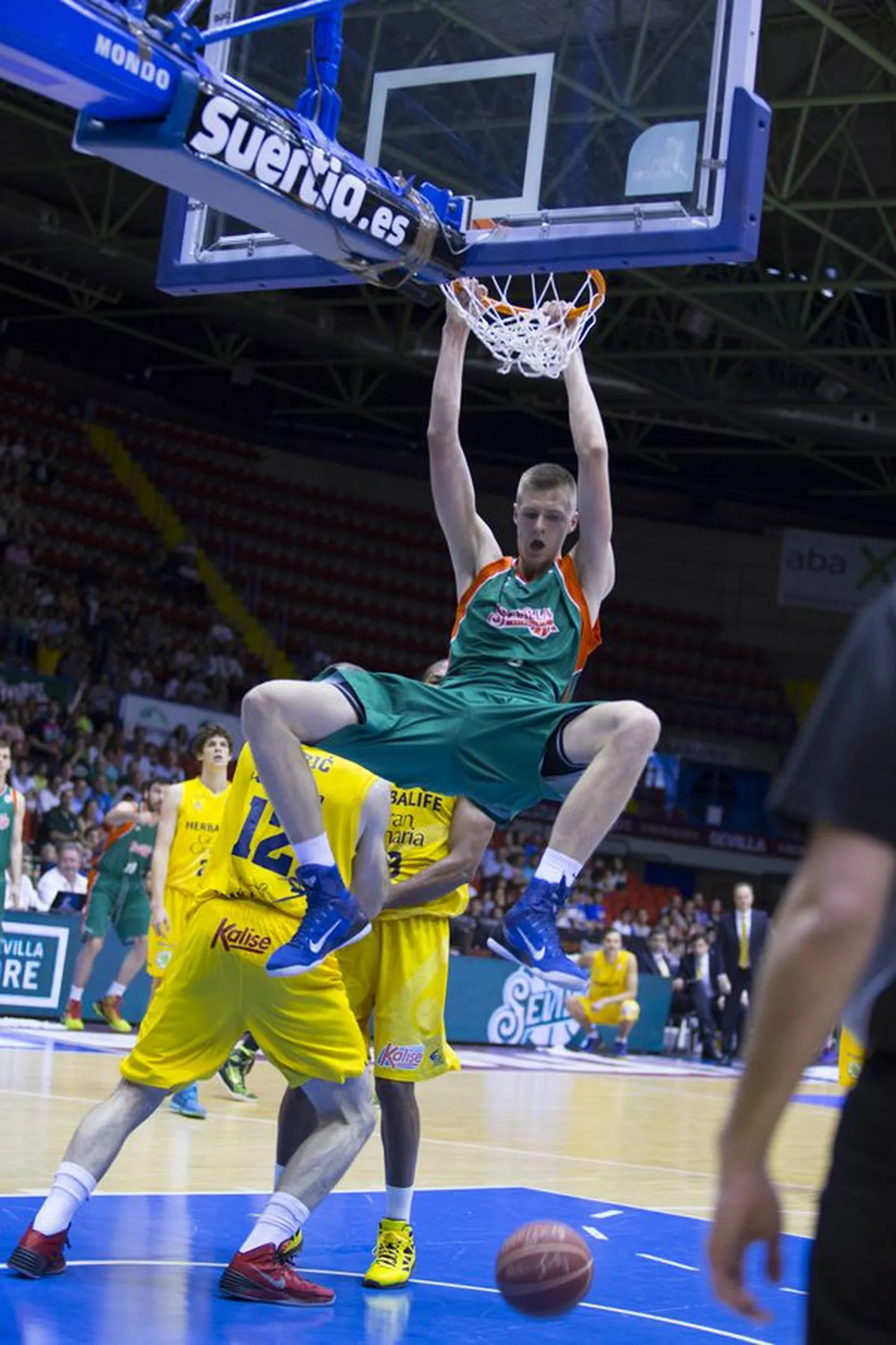 Kristaps Porzingis surub Hispaanias Sevillas mängides palli korvi. Sügisest näeb teda juba NBA väljakutel.
