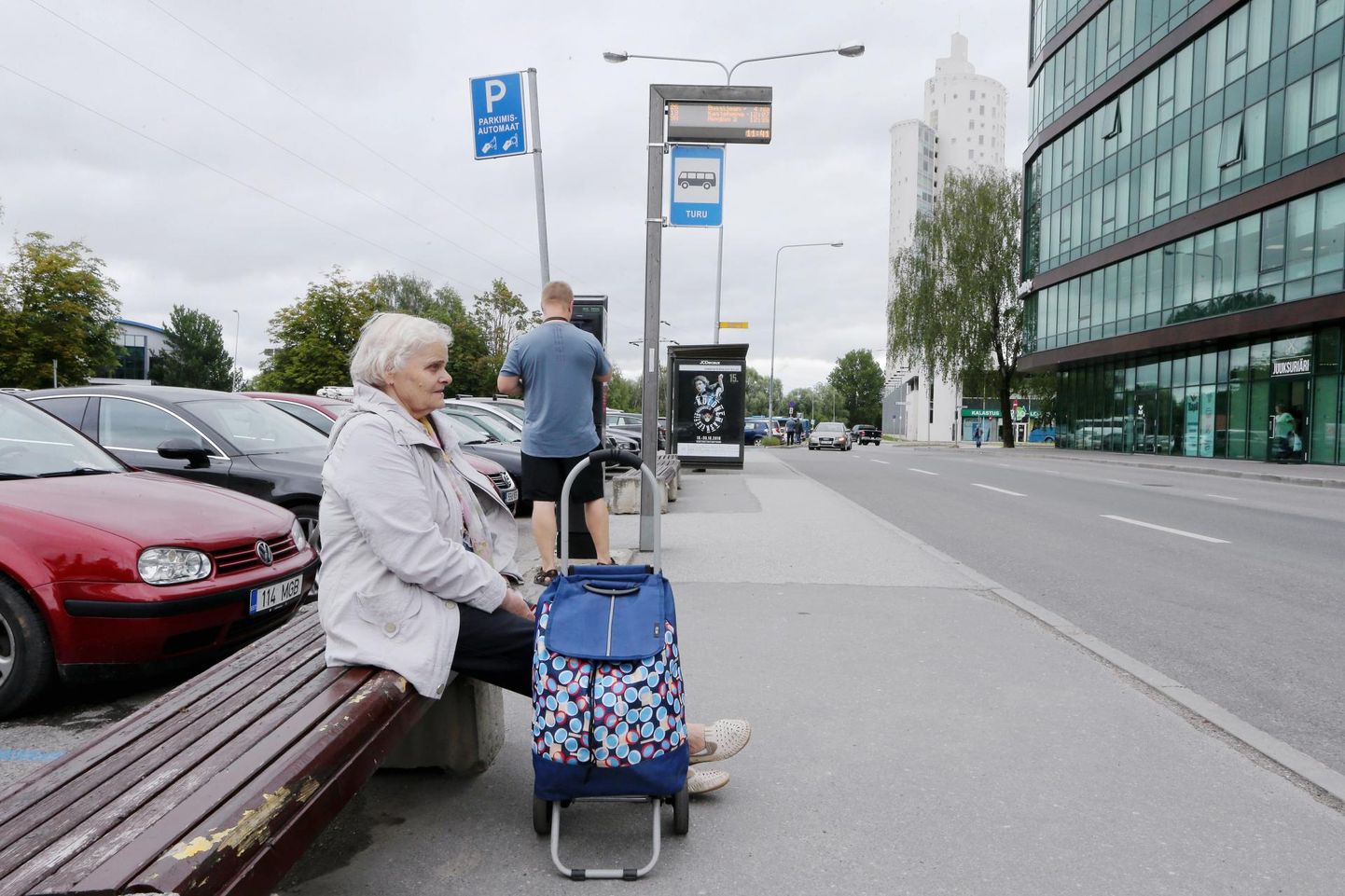 Pensionär Elvi Paarmets sai enne uut bussivõrku igal ajal oma kodu lähedalt turule ja sealt tagasi sõita. Nüüd läheb temale sobivas suunas vaid buss number 25, mida peab mõnikord üle tunni aja ootama.