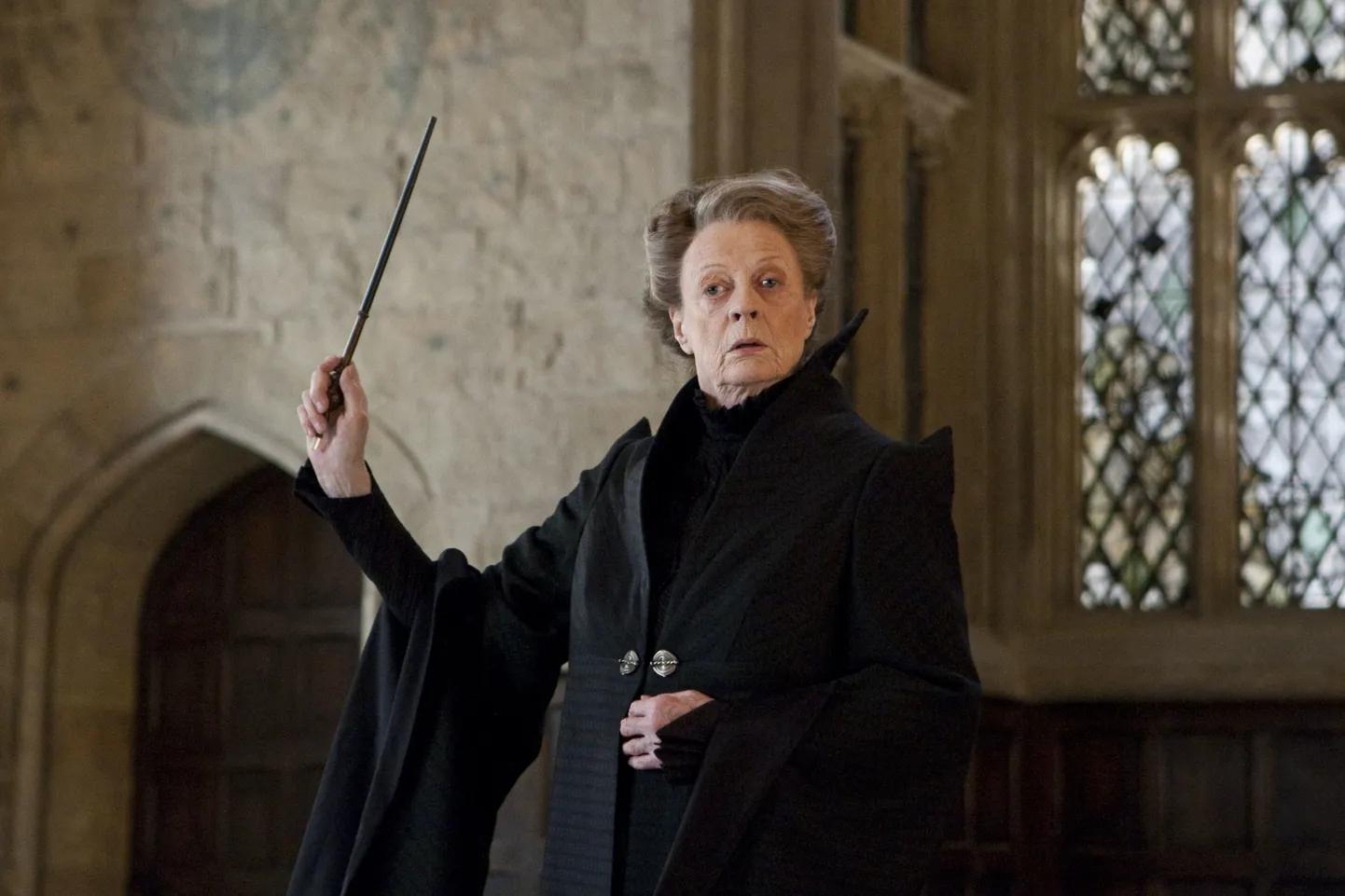 Kaader «Harry Potteri ja surma vägiste» 2. osast, pildil Maggie Smith, kes kehastas Minerva McGonagalli. Vene võimude väitel võib tegemist olla lastevaba ideoloogia propageerimisega.
