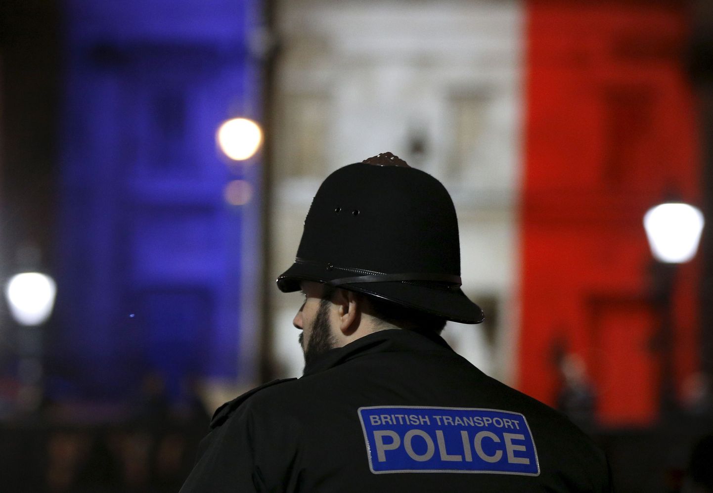 Briti politseinik Trafalgari väljakul Londonis.