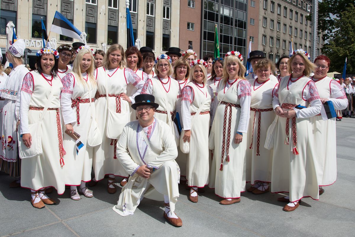 Ийзакуский смешанный хор одет в костюмы полуверников, как и 150 лет назад на первом празднике песни, когда женщин, правда, оставили дома.