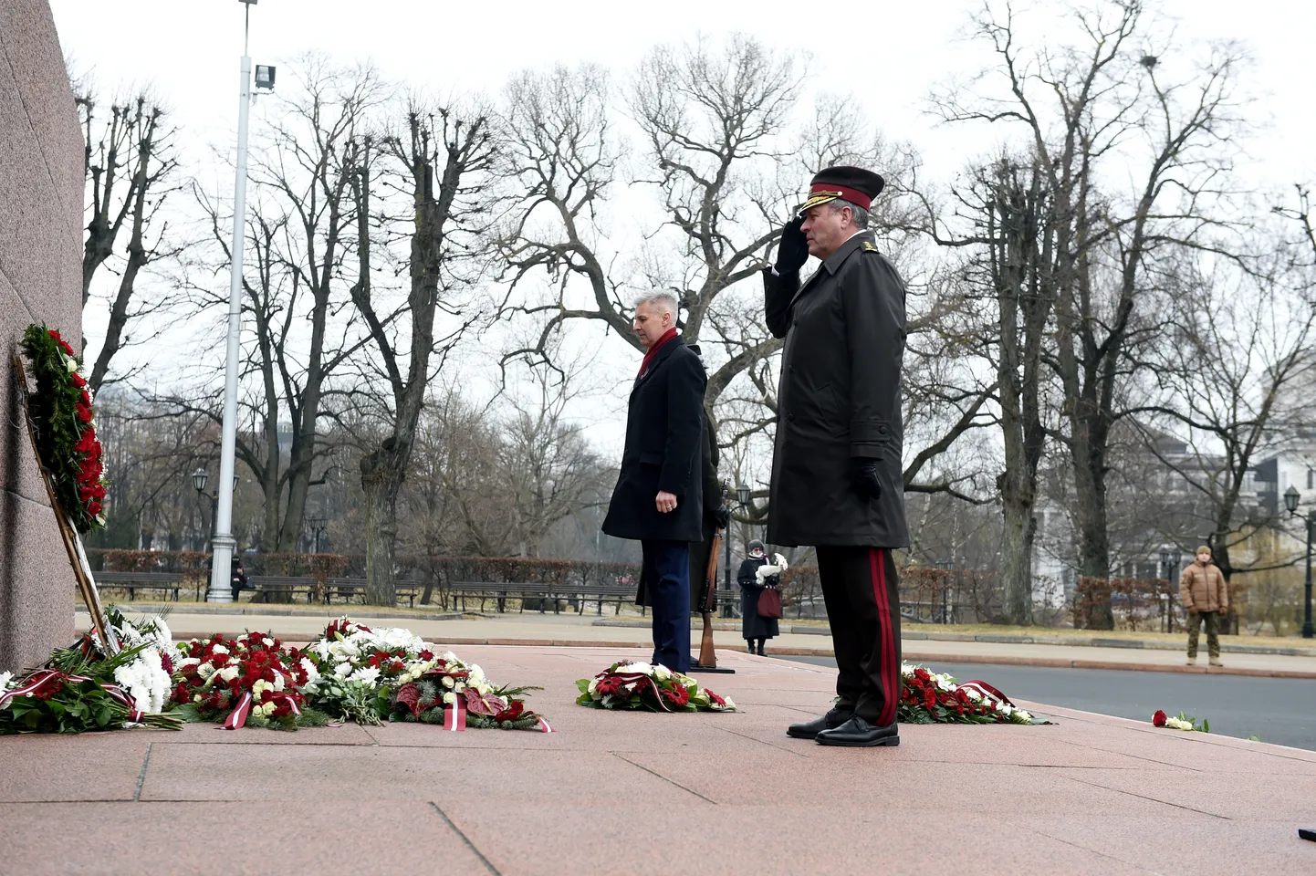 Aizsardzības ministrs Artis Pabriks (no kreisās) un Nacionālo bruņoto spēku komandieris ģenerālleitnants Leonīds Kalniņš noliek ziedus Komunistiskā genocīda upuru piemiņas dienā pie Brīvības pieminekļa.