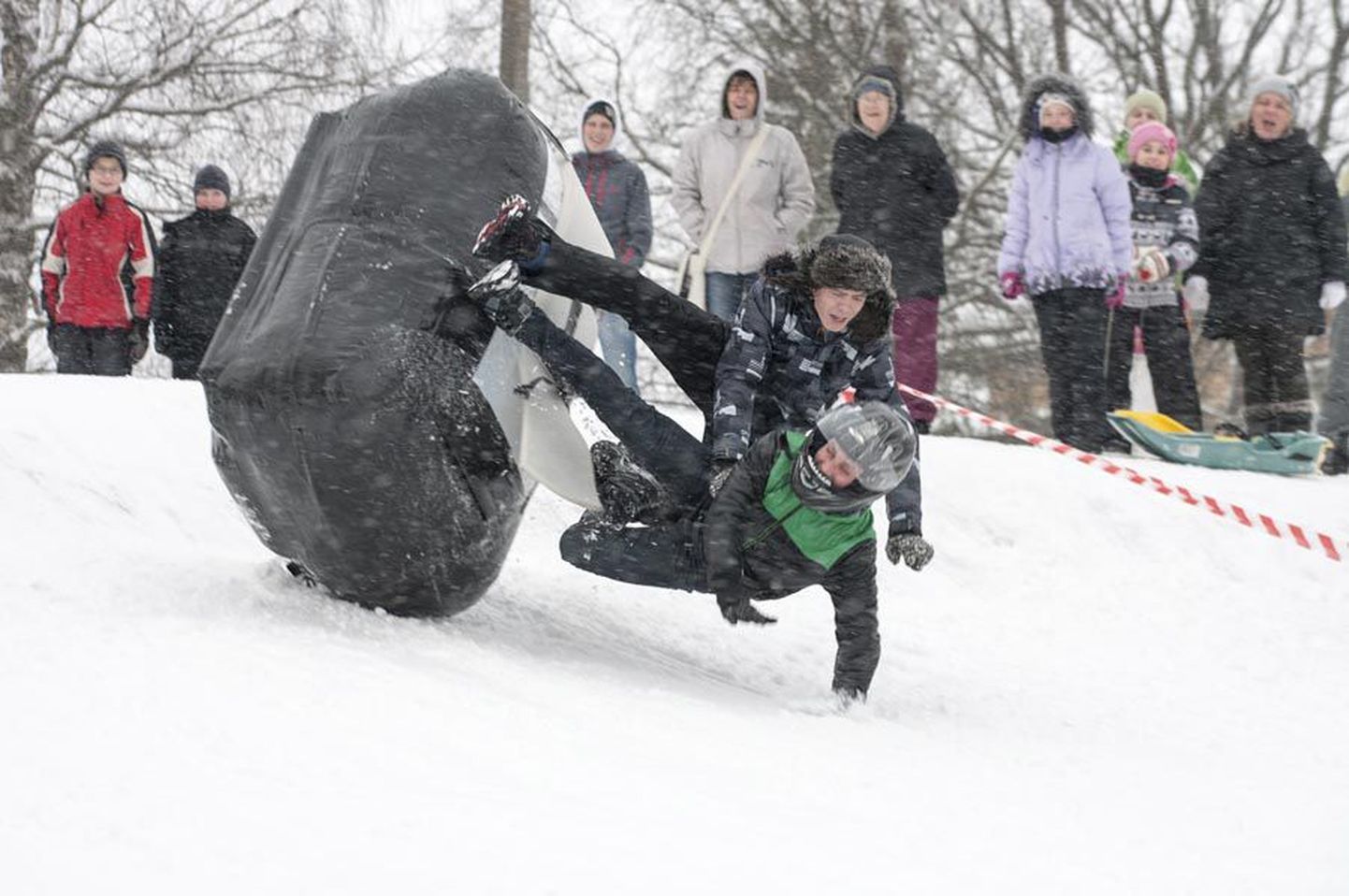 Viljandi Paala järve ääres peeti tuunitud kelkude võistlus «Talverõõm», kus osales viis eri materjalidest ja stabiilsusega liuvahendit.