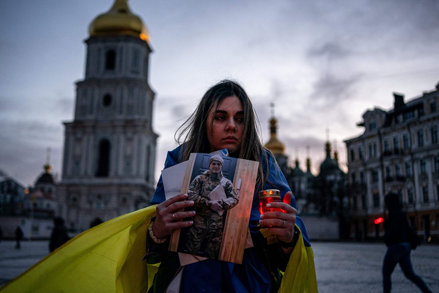 Ukrainlanna hoiab abikaasa fotot, kes hukkus Mariupoli kaitstes.