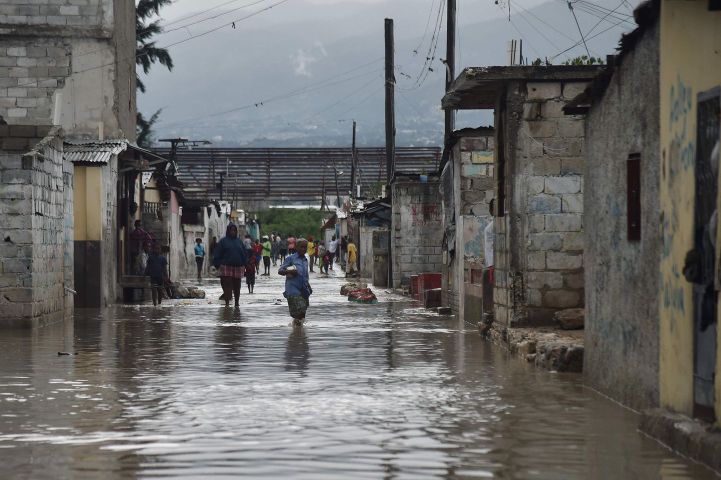 Haiti pealinna üleujutatud tänav pärast orkaan Matthew'd.