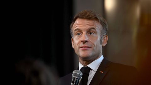 VIDEO ⟩ «Ma ootan tänaval, sest kõik on teie pärast suletud!» Macron peatati New Yorgi tänaval Trumpi autokolonni tõttu