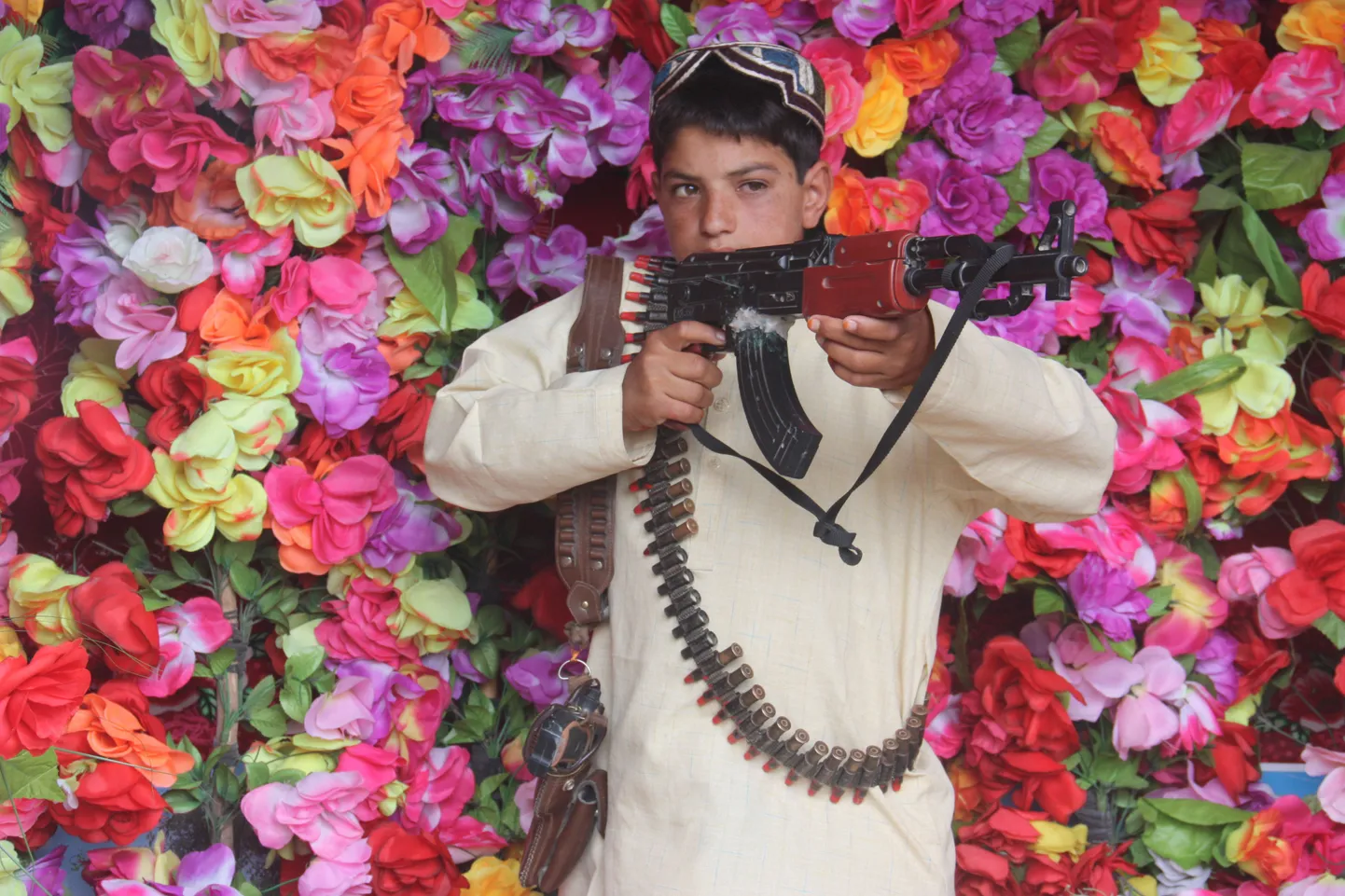 Pakistani poiss poseerib relvaga ramadaani lõppu tähistaval pidustusel  Afganistani piiriäärses Chamani linnas.