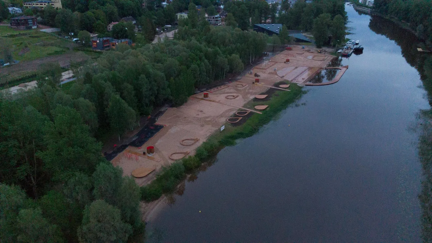 Linnaujulas tänavu valminud puitplatvormid on parima puitehitise nominent.