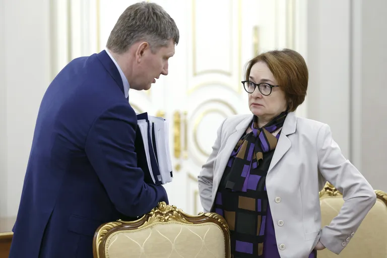 Majandusarengu minister Maksim Reshetnikov ja keskpanga juht Elvira Nabiullina eelmisel nädalal toimunud kabinetinõupidamisel.