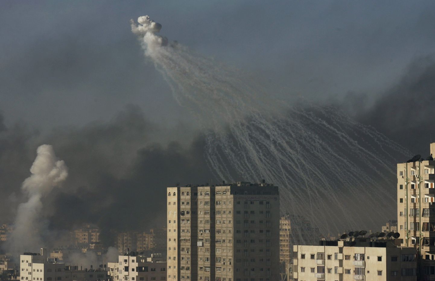 Iisraeli sõjategevusest tekkinud  suitsupilved Gaza sektori kohal. Pilt on tehtud 15. jaanuaril.