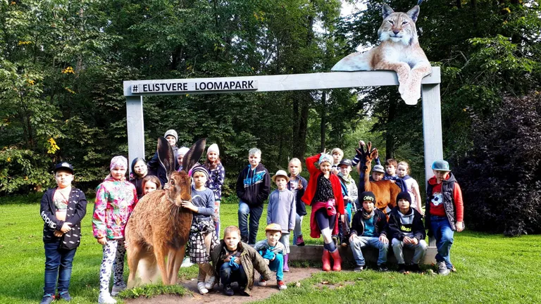 Lõpe kooli õpilased said Elistvere loomapargis oma silmaga näha metsloomi, keda muidu näha ei pruugi.