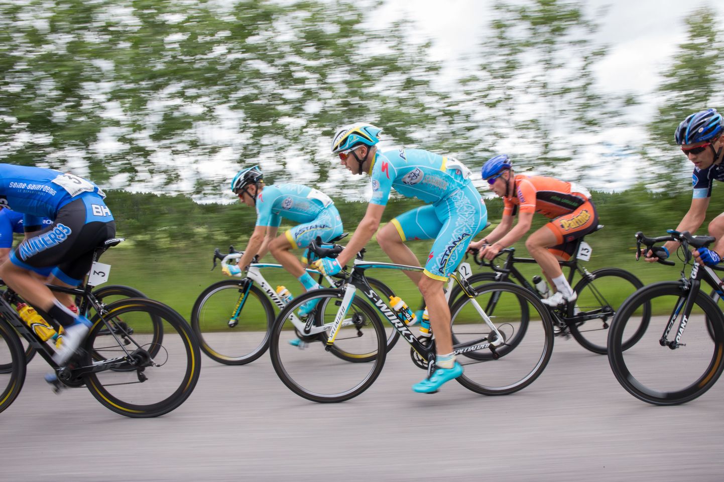Astana tiimikaaslased Rein Taaramäe (esiplaanil) ja Tanel Kangert saavad Tour de France'il tunda, mida tähendab kolm nädalat järjest õlg-õla kõrval sõitmine.