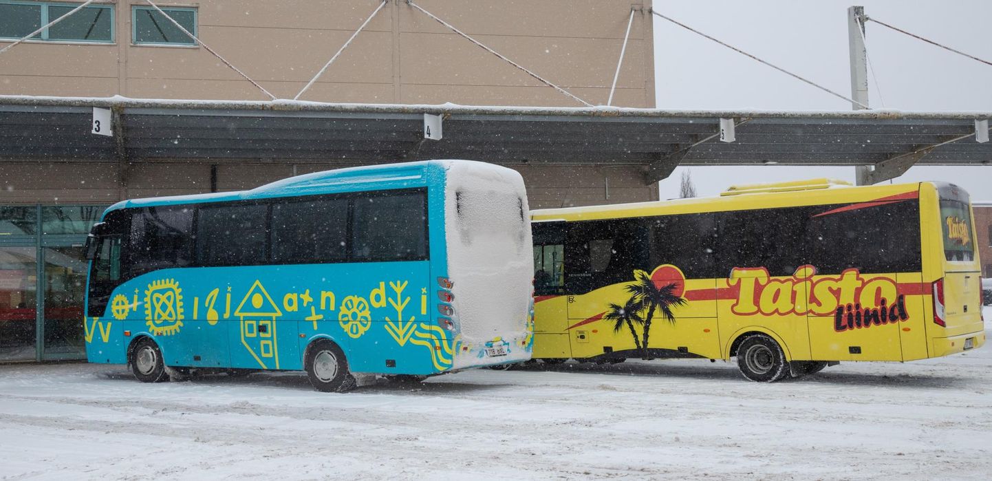 Taisto Liinide bussid väljuvad endiselt Viljandi bussijaamast, ehkki ettevõte pole sealse hinnakirjaga päri. Kõige rohkem kasutavad jaama aga Atko Liinide bussid, mis sõidavad maakonnas.