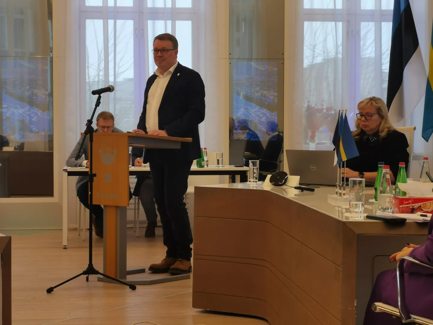 Rakvere abilinnapea Laur Kaljuvee lasteaedade liitmise tagamaadest rääkimas.