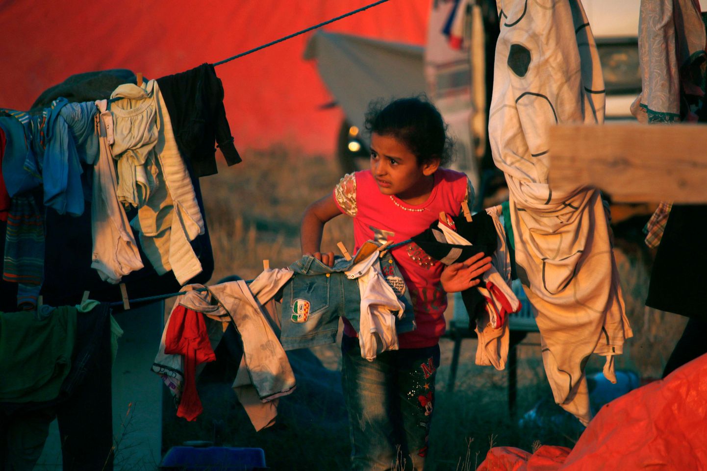 Valitsusvägede pealetungi eest põgenenud laps ootamas Jordaania piiri ületamist ajutises laagris.