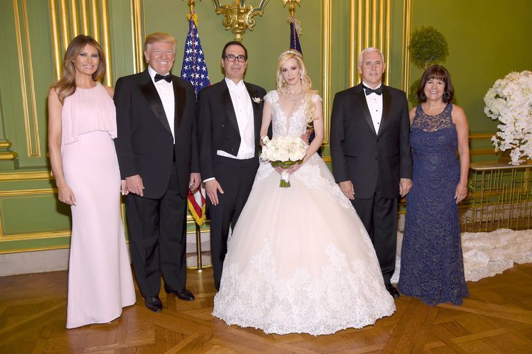 Vasakult paremale: Melania Trump, Donald Trump, Steven Mnuchin, Louise Linton, Mike Pence ja Karen Pence