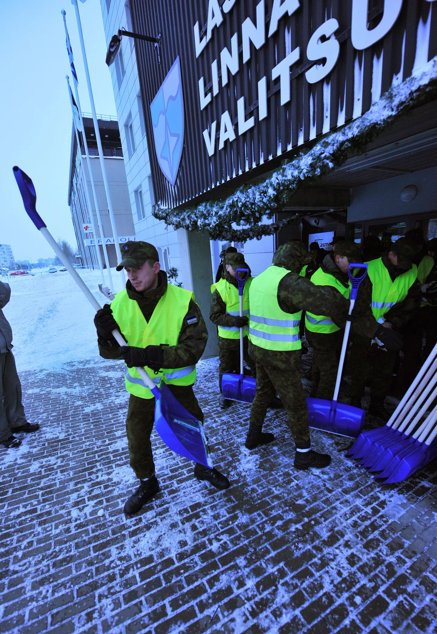 На выходных военнослужащие Сил обороны, взявшись за лопаты, помогали очистить столицу страны от снега.